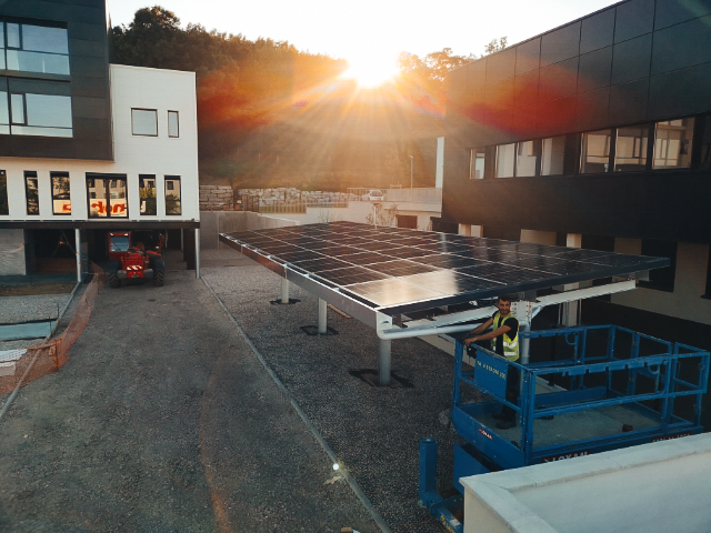 d&eacute;couvrez l'ombri&egrave;re solaire volkswagen, une solution innovante qui allie &eacute;cologie et technologie. prot&eacute;g&eacute;e du soleil tout en rechargeant vos v&eacute;hicules &eacute;lectriques, cette ombri&egrave;re est id&eacute;ale pour les espaces publics et priv&eacute;s. optez pour une &eacute;nergie renouvelable et participez &agrave; la transition &eacute;nerg&eacute;tique avec style.