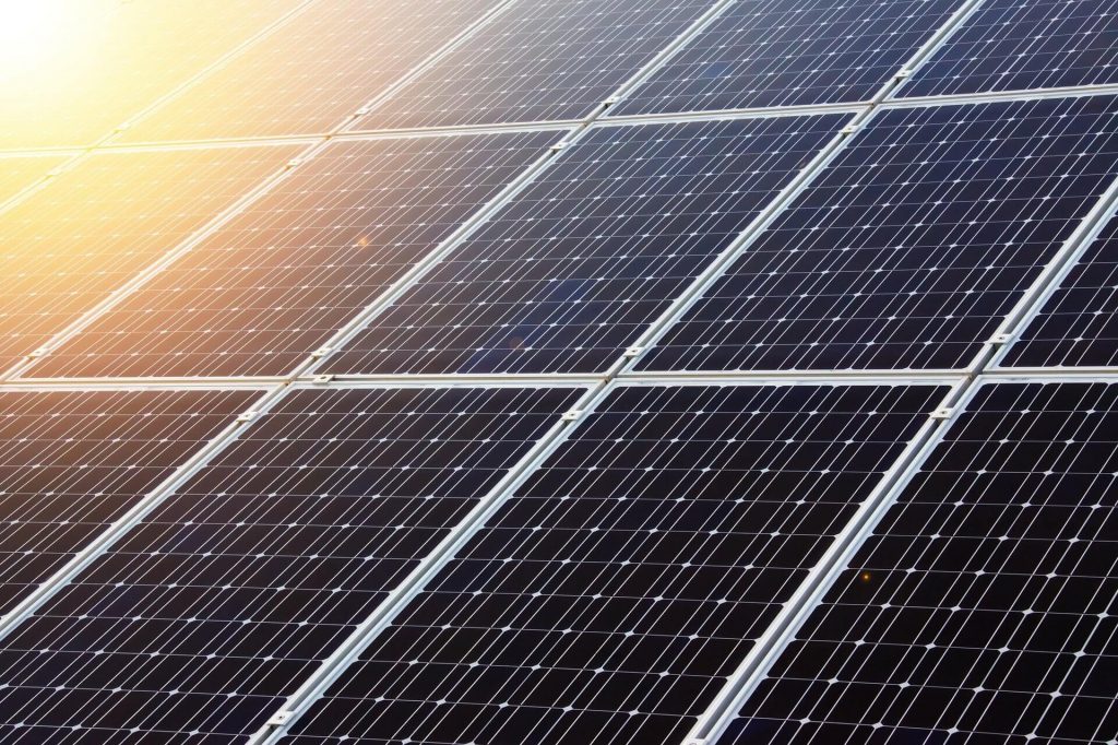 d&eacute;couvrez comment optimiser vos panneaux solaires pour maximiser leur efficacit&eacute; et r&eacute;duire vos factures d'&eacute;nergie. apprenez les meilleures pratiques d'installation, d'entretien et de positionnement pour profiter pleinement de l'&eacute;nergie solaire.
