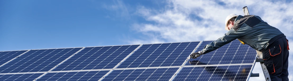 d&eacute;couvrez comment optimiser vos devis de panneaux solaires pour maximiser vos &eacute;conomies et garantir un retour sur investissement optimal. guide complet pour comparer les offres et choisir la meilleure solution &eacute;nerg&eacute;tique pour votre maison.