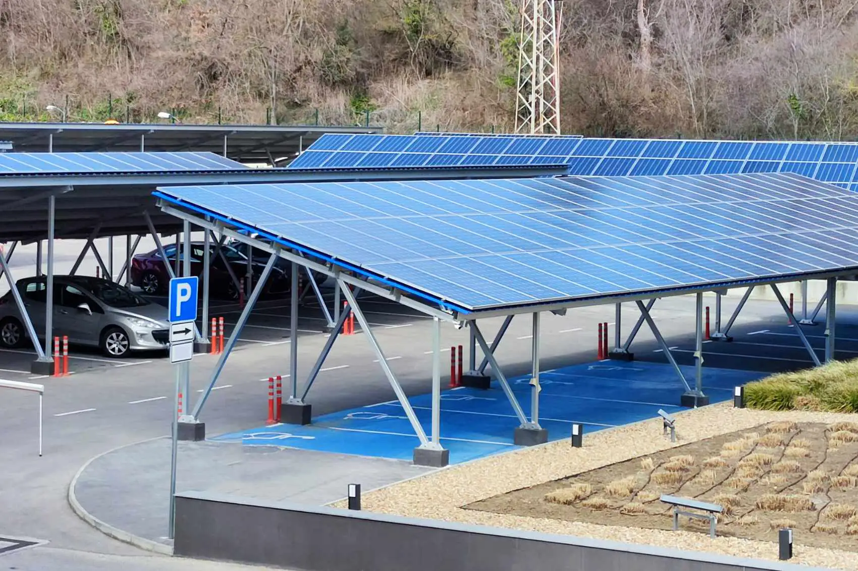 d&eacute;couvrez comment les panneaux photovolta&iuml;ques pour parkings transforment des espaces de stationnement en sources d'&eacute;nergie renouvelable. optimisez votre espace tout en contribuant &agrave; la transition &eacute;nerg&eacute;tique !