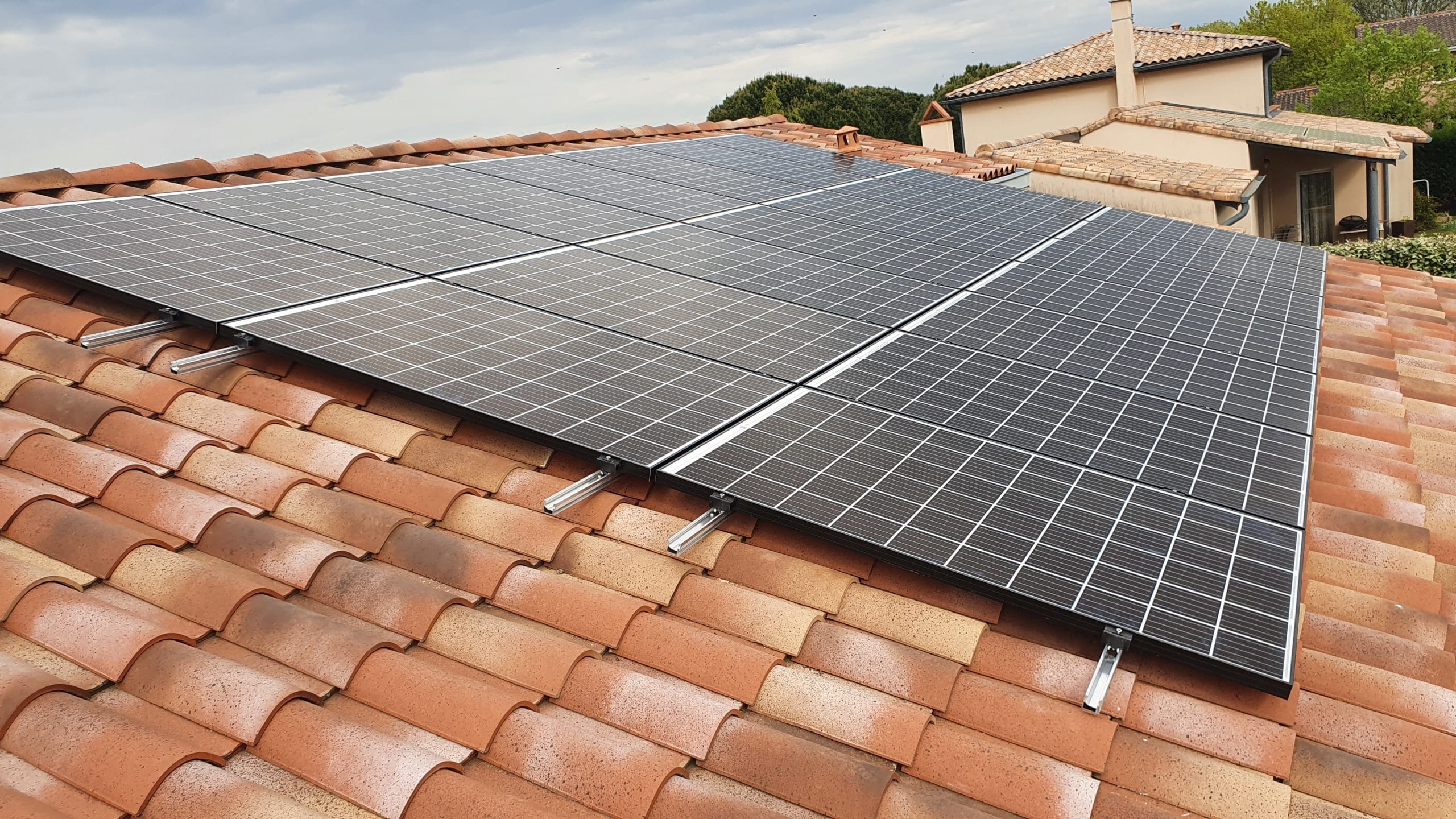découvrez les avantages des panneaux solaires pour réduire votre facture d'électricité et contribuer à la transition énergétique. informez-vous sur les différents types, leur installation et les aides financières disponibles pour un investissement durable et écologique.