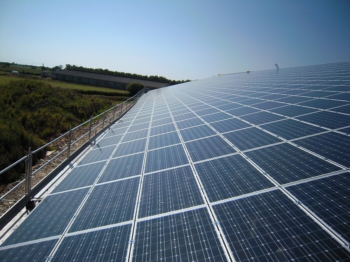 découvrez comment les panneaux solaires transforment les bâtiments de demain en intégrant des solutions énergétiques durables et innovantes, tout en réduisant l'empreinte carbone et en améliorant l'efficacité énergétique.