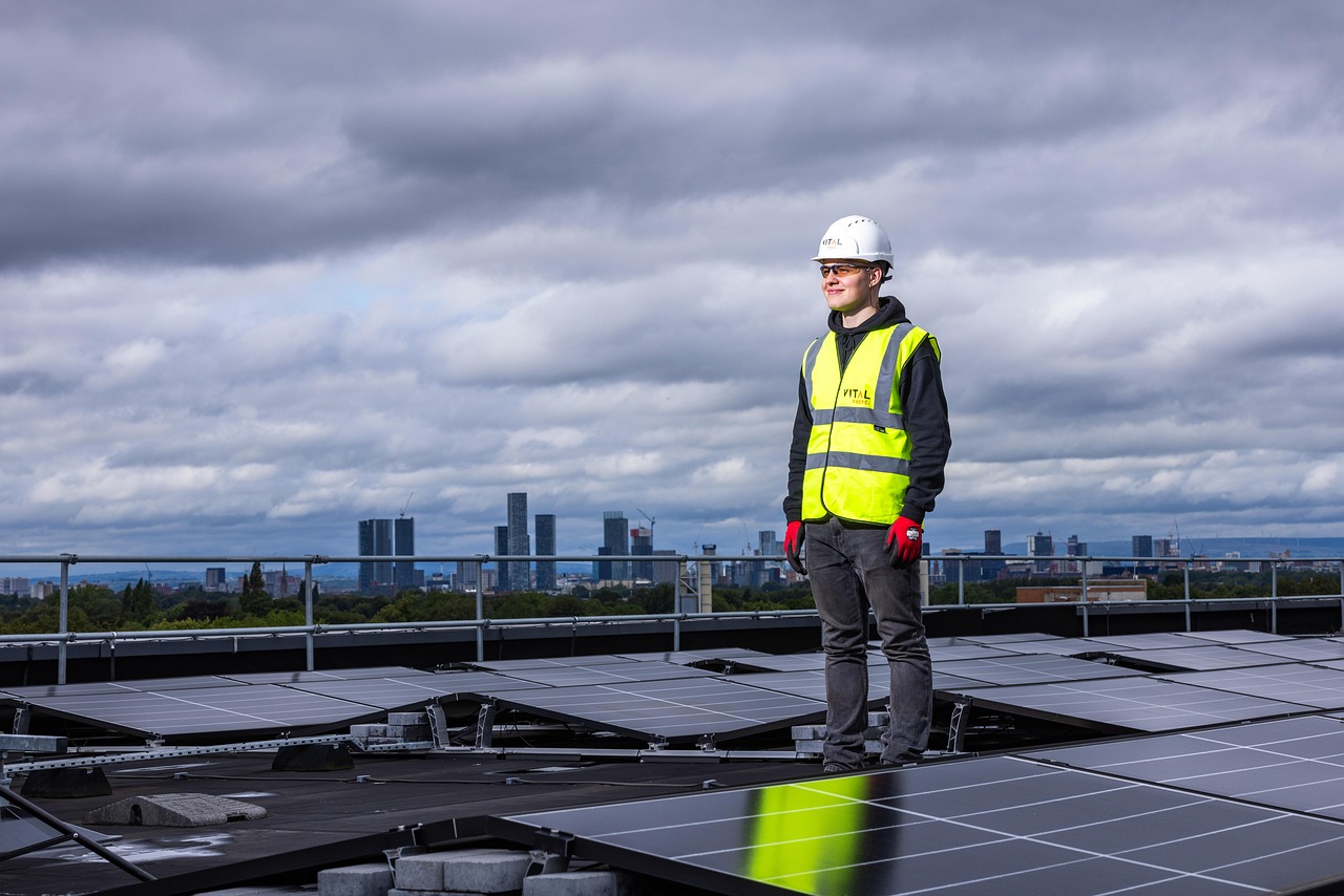 découvrez comment les panneaux solaires transforment les bâtiments de demain en véritables centrales énergétiques écologiques. explorez les innovations en matière d'énergie durable et leur impact sur l'architecture moderne.