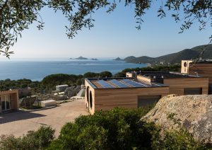 découvrez comment le partenariat innovant entre l'énergie solaire et l'hydrogène en corse transforme la production d'énergie verte. explorez les avantages écologiques et économiques de cette collaboration durable, qui façonne l'avenir énergétique de l'île.