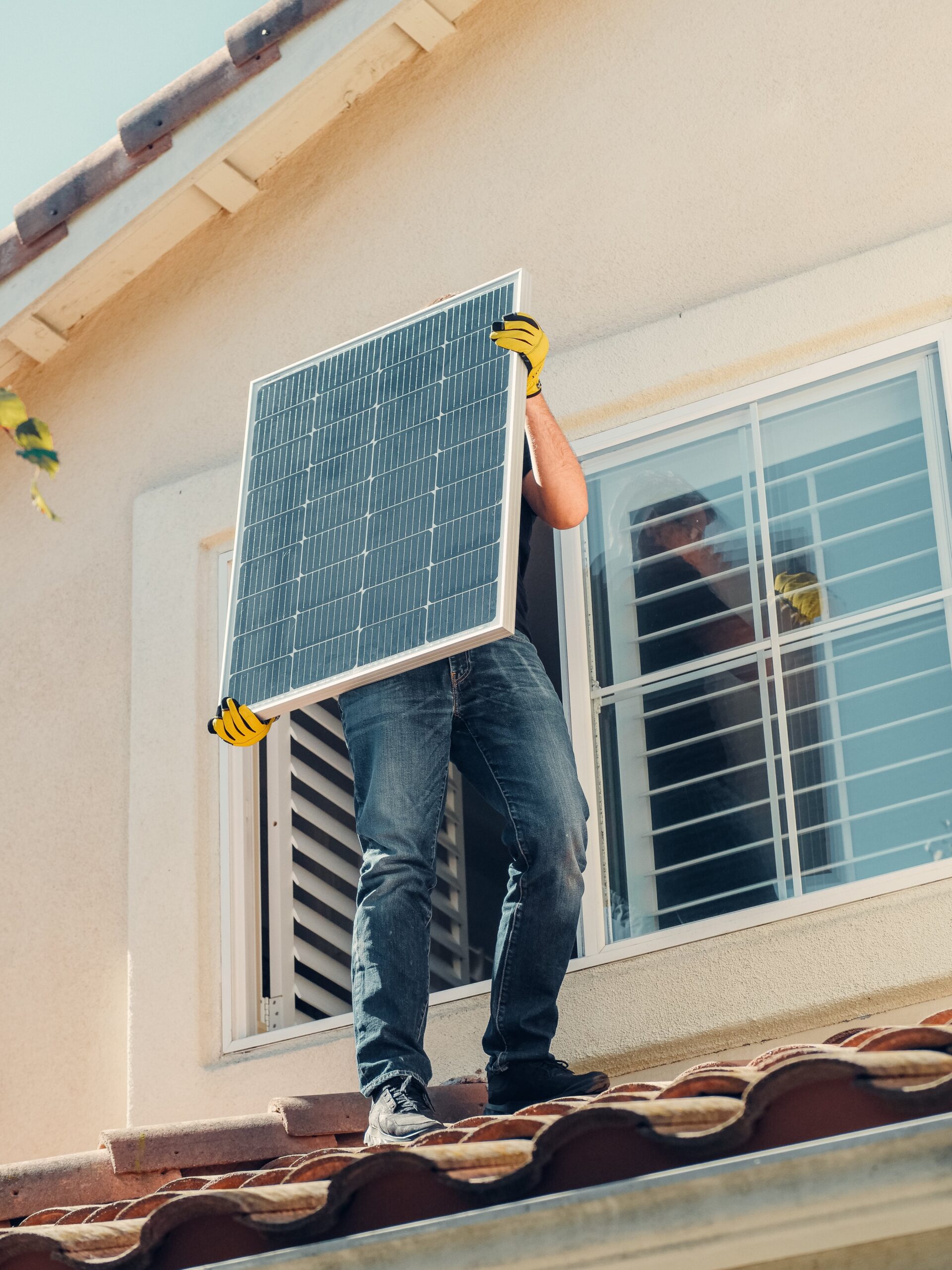 découvrez les idées reçues sur les panneaux solaires : démystifiez les préjugés courants, apprenez les vérités sur l'énergie solaire et explorez les avantages écologiques et économiques de cette technologie renouvelable.