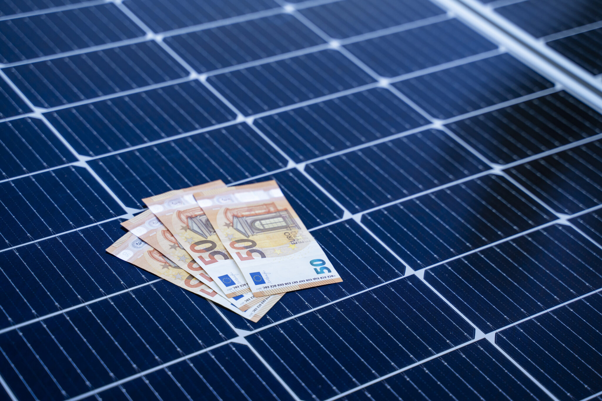 d&eacute;couvrez tout sur les prix des panneaux solaires en 2024 : tendances du march&eacute;, facteurs influen&ccedil;ant les co&ucirc;ts et conseils pour faire le meilleur choix &eacute;cologique et &eacute;conomique.