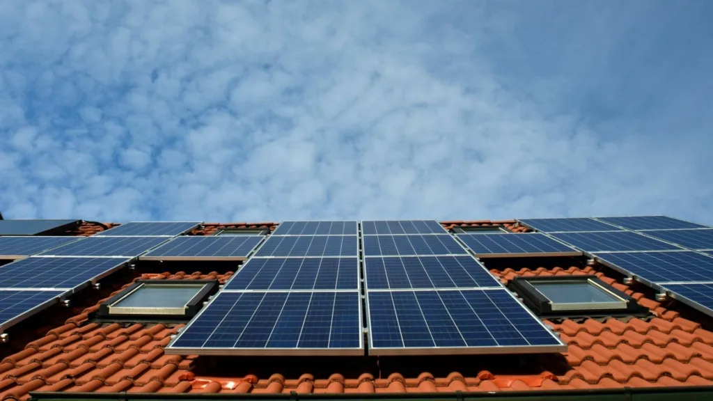 découvrez notre outil de simulation de panneaux solaires qui vous permet d'évaluer le potentiel énergétique de votre installation solaire. obtenez des estimations précises des économies d'énergie et des coûts grâce à notre technologie avancée. optimisez votre investissement dans les énergies renouvelables !