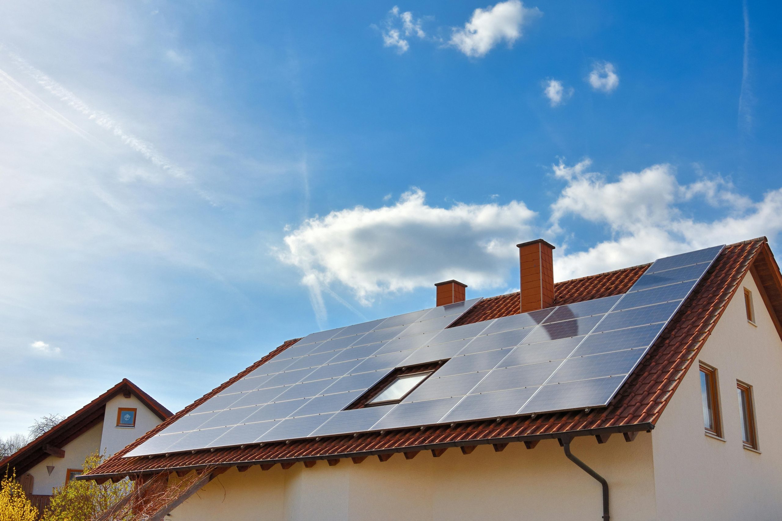 découvrez les aspects légaux liés à l'installation de panneaux solaires en copropriété. apprenez comment respecter la réglementation tout en optimisant l'efficacité énergétique de votre bâtiment collectif.