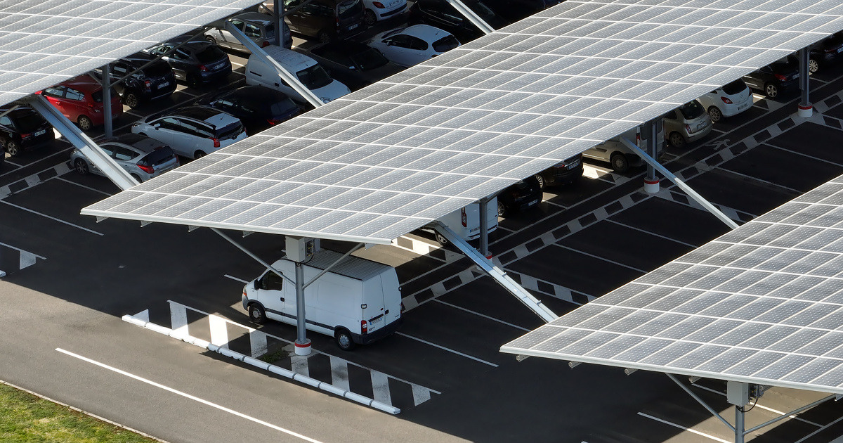 découvrez comment la solarisation des autoroutes transforme le paysage énergétique, en intégrant des panneaux solaires sur les infrastructures routières pour promouvoir une mobilité durable et réduire l'empreinte carbone.