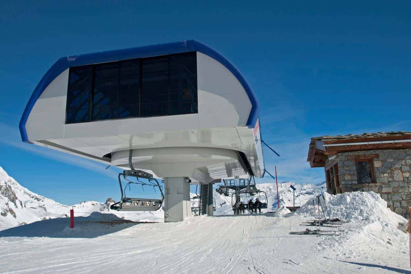 découvrez l'impact du réchauffement climatique sur les stations de ski : défis, adaptations et avenir des sports d'hiver face aux changements environnementaux.
