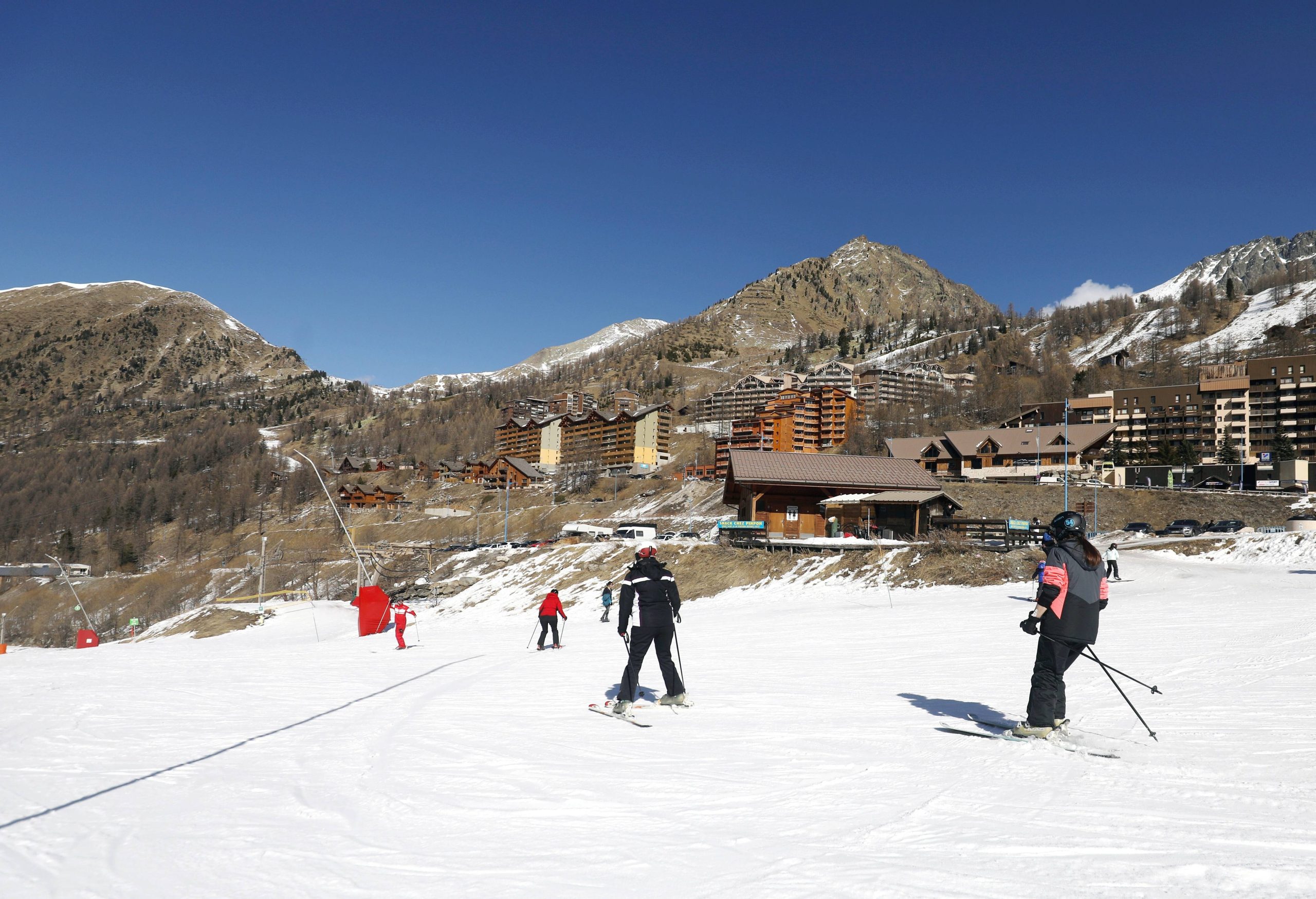 découvrez l'impact du réchauffement climatique sur les stations de ski. analysez comment la hausse des températures affecte l'enneigement, l'économie locale et les futurs de ces destinations hivernales prisées. engagez-vous dans la lutte pour un tourisme durable et responsable en montagne.