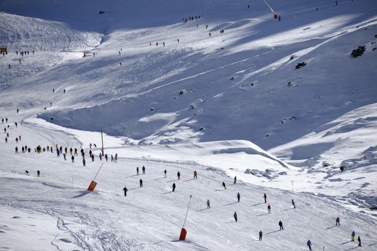 découvrez comment les stations de ski s'adaptent au réchauffement climatique, les impacts sur l'environnement et les solutions innovantes mises en place pour préserver ces destinations de montagne. informez-vous sur l'avenir des sports d'hiver face aux enjeux climatiques.