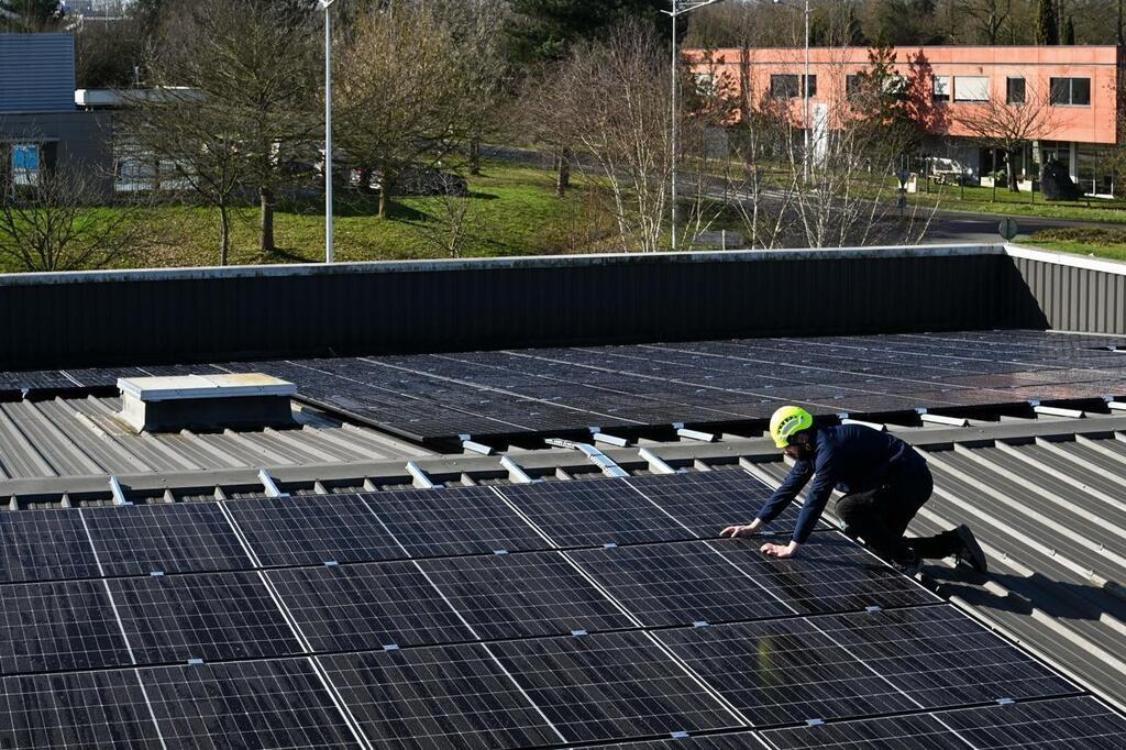 d&eacute;couvrez les tarifs des panneaux solaires pour 2025 et profitez d'une &eacute;nergie propre et renouvelable. comparez les prix, les aides financi&egrave;res et les prestations pour choisir la meilleure solution pour votre projet d'installation solaire.