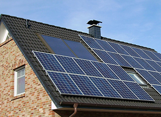 d&eacute;couvrez les tarifs des panneaux solaires en 2025. comparez les prix, les options d'installation et les aides financi&egrave;res pour &eacute;quiper votre maison avec des solutions &eacute;nerg&eacute;tiques durables et rentables.