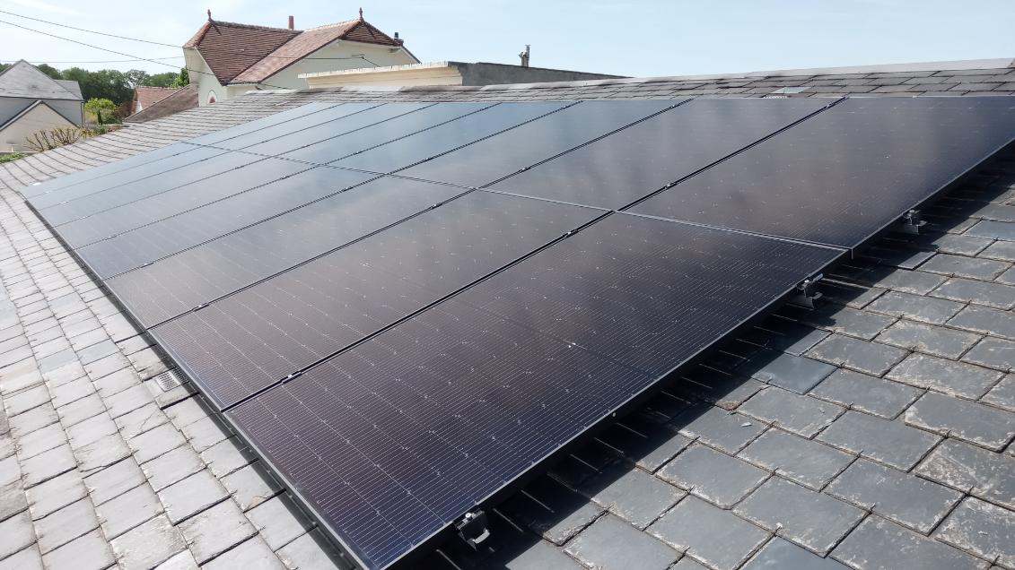 découvrez les tarifs des panneaux solaires en 2025 : comparez les prix, les aides disponibles et trouvez la solution adaptée à vos besoins énergétiques tout en préservant l'environnement.