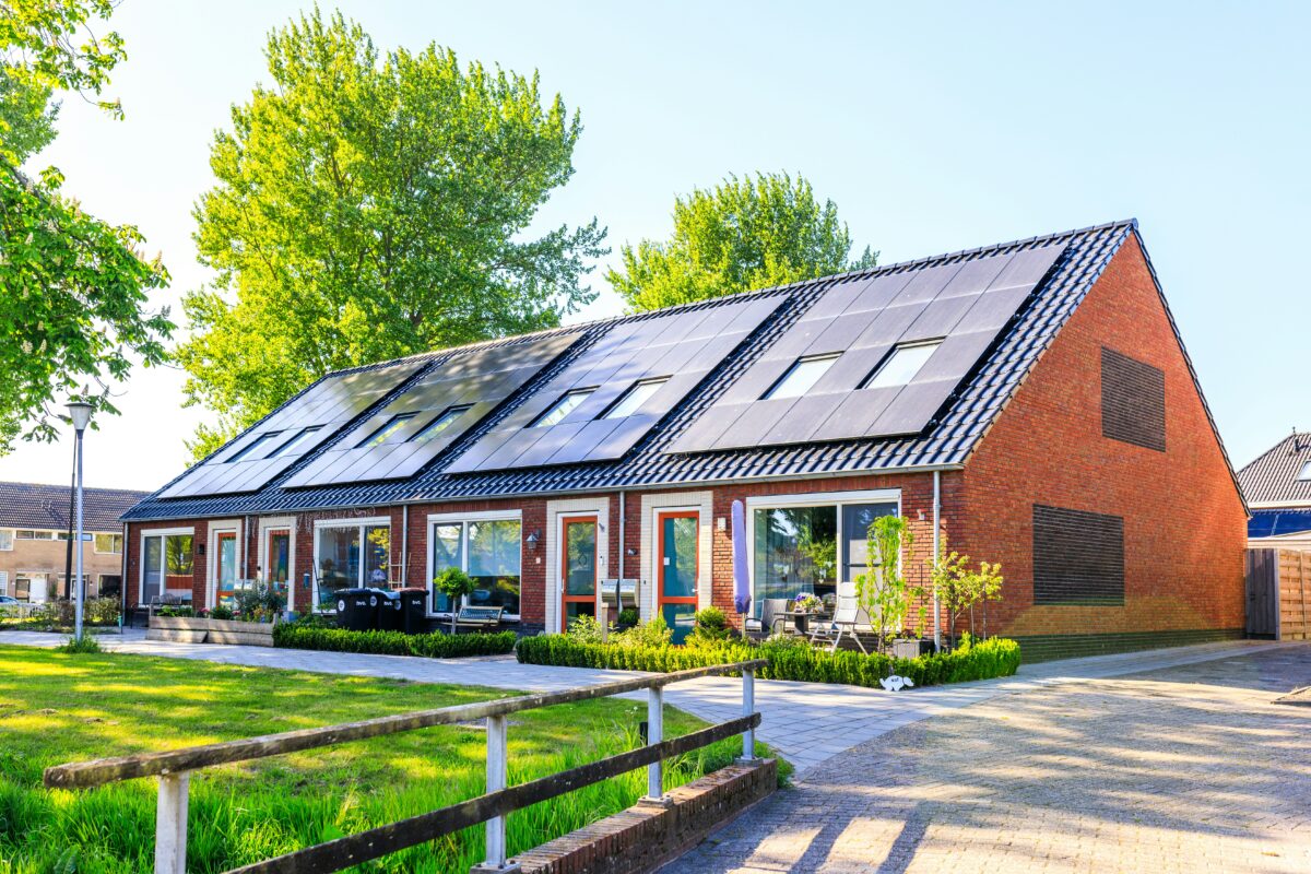 d&eacute;couvrez les tarifs des panneaux solaires en 2025 ! informez-vous sur les prix, les aides gouvernementales et les meilleures options pour investir dans l'&eacute;nergie renouvelable. profitez d'une transition &eacute;nerg&eacute;tique avantageuse tout en r&eacute;alisant des &eacute;conomies sur vos factures d'&eacute;lectricit&eacute;.