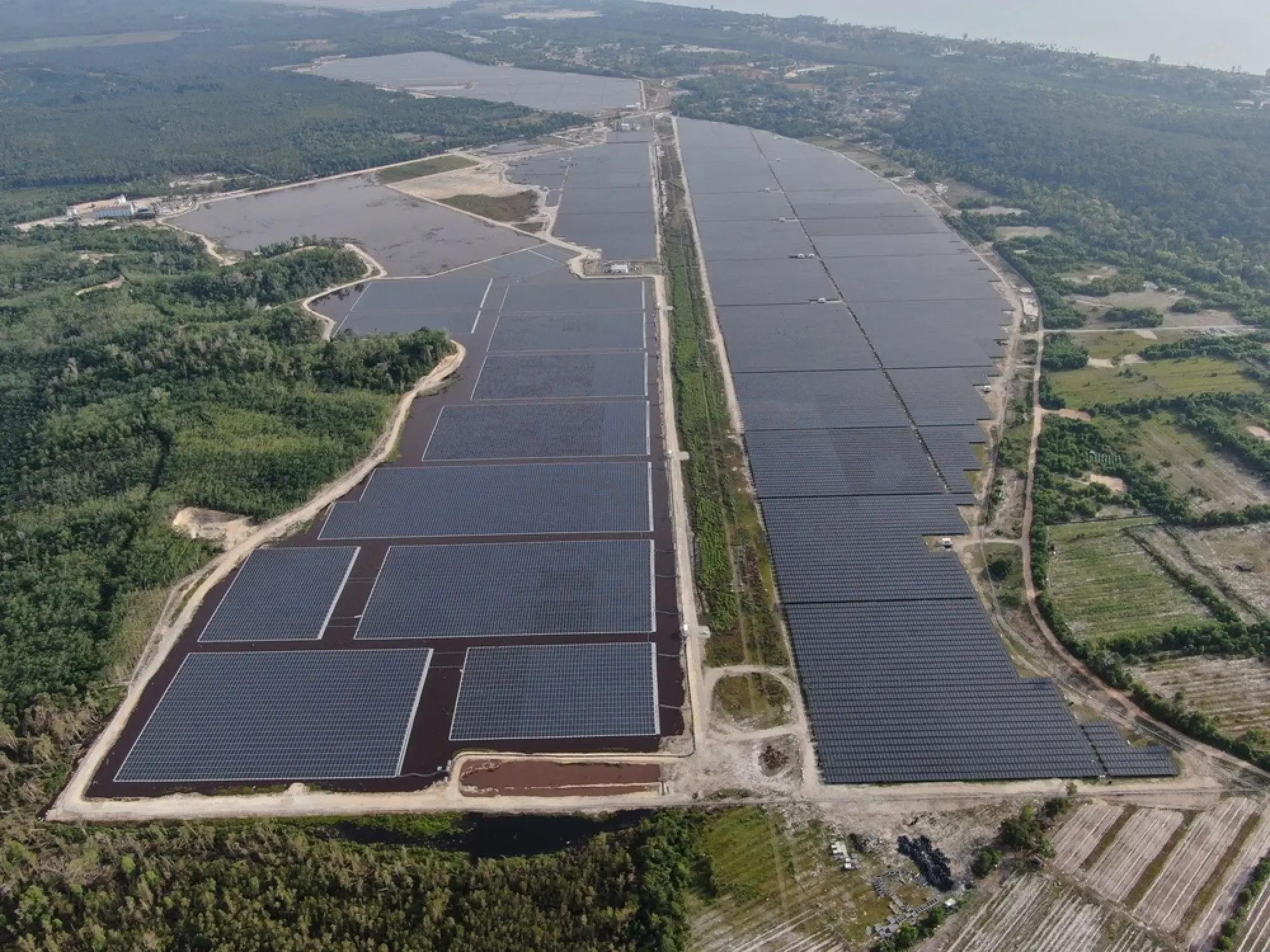 d&eacute;couvrez comment la transition &eacute;nerg&eacute;tique s'acc&eacute;l&egrave;re avec l'adoption des panneaux solaires d'ici 2025. explorez les avantages &eacute;cologiques et &eacute;conomiques de cette technologie renouvelable pour un avenir durable.