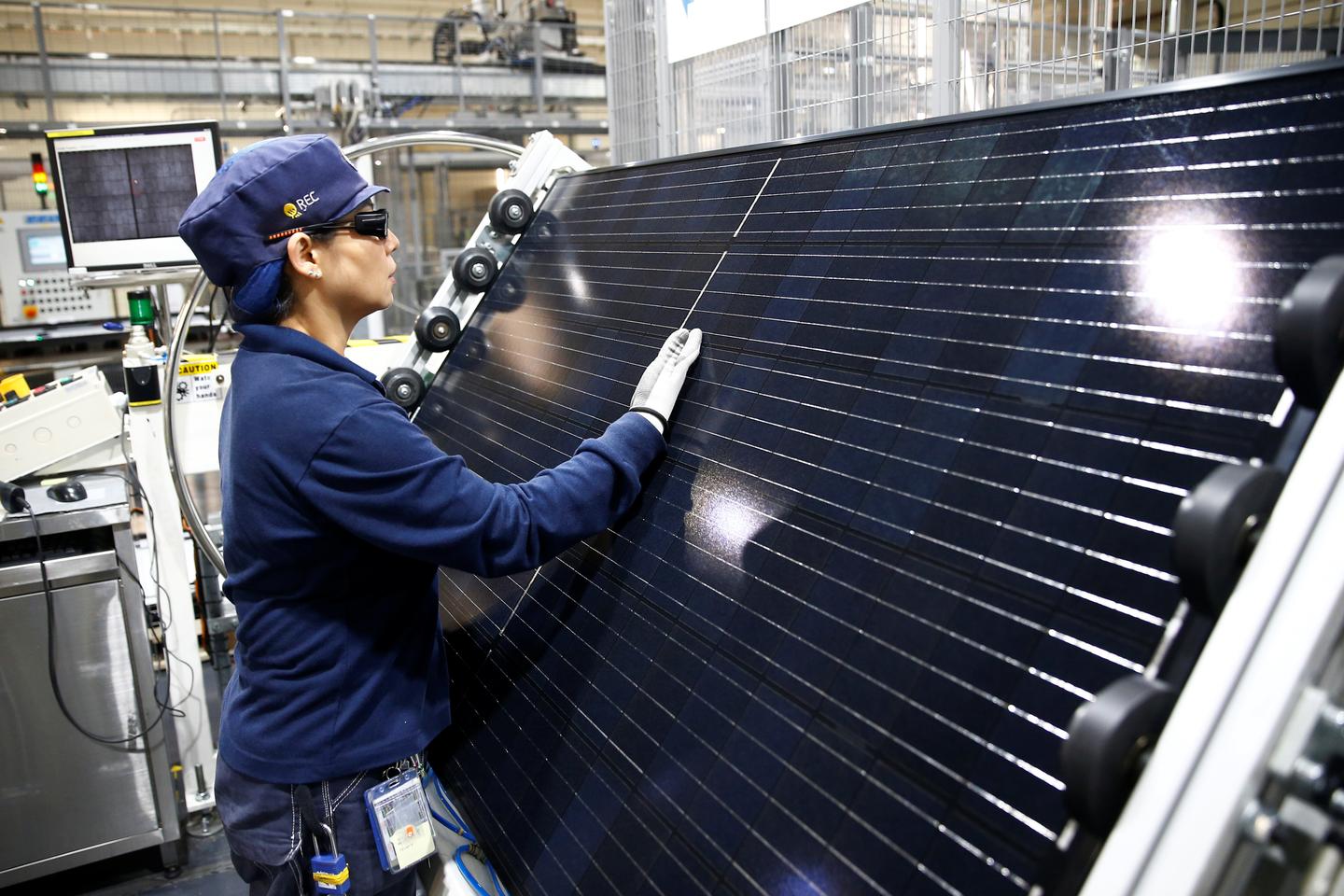découvrez notre usine spécialisée dans la fabrication de panneaux solaires en moselle. nous offrons des solutions énergétiques durables et innovantes pour un avenir plus vert. notre expertise et notre savoir-faire garantissent des produits de haute qualité pour maximiser votre autonomie énergétique.