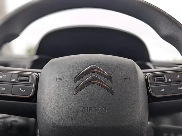 découvrez quelles marques ont été touchées par le rappel des airbags takata. informez-vous sur les impacts de cette crise de sécurité automobile et les mesures prises pour protéger les conducteurs.