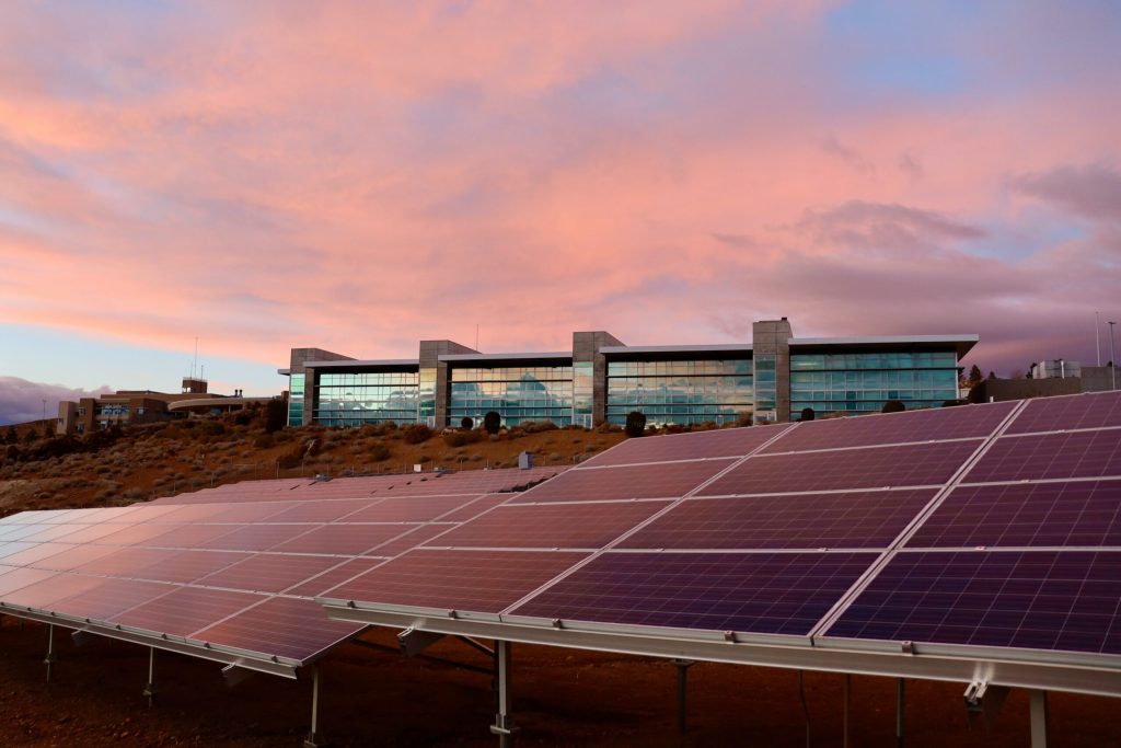 découvrez comment l'autoconsommation solaire contribue à la lutte contre le changement climatique. explorez les avantages de produire sa propre énergie renouvelable, réduire son empreinte carbone et s'engager pour un avenir durable grâce à l'énergie solaire.