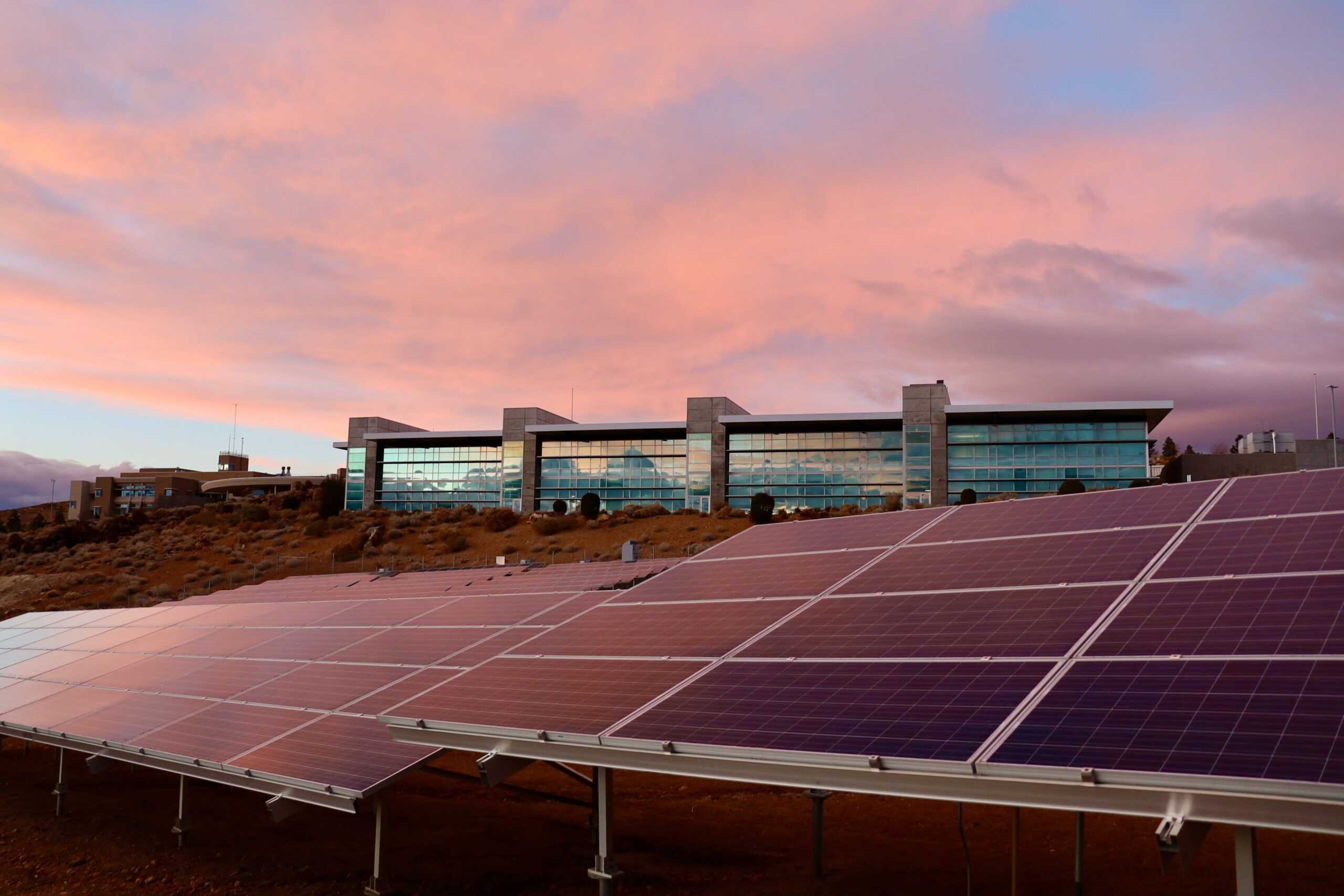 découvrez comment l'autoconsommation solaire contribue à la lutte contre le changement climatique. explorez les avantages de produire sa propre énergie renouvelable, réduire son empreinte carbone et s'engager pour un avenir durable grâce à l'énergie solaire.