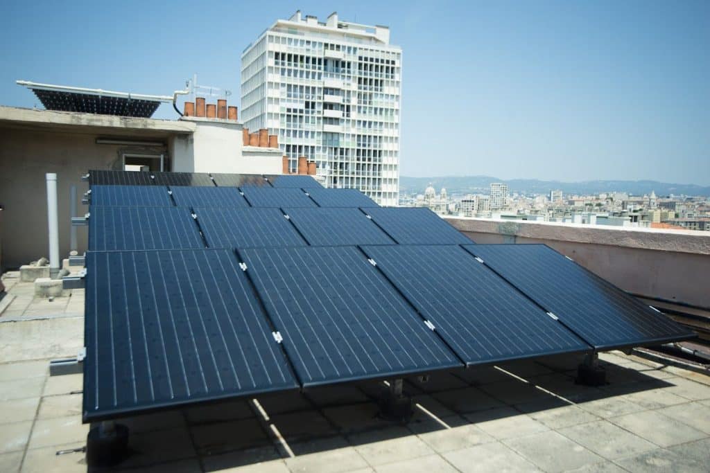 découvrez comment l'autoconsommation solaire peut transformer votre logement en une source d'énergie durable et économique. apprenez à optimiser votre consommation d'électricité grâce aux panneaux photovoltaïques et réduisez vos factures tout en contribuant à la préservation de l'environnement.