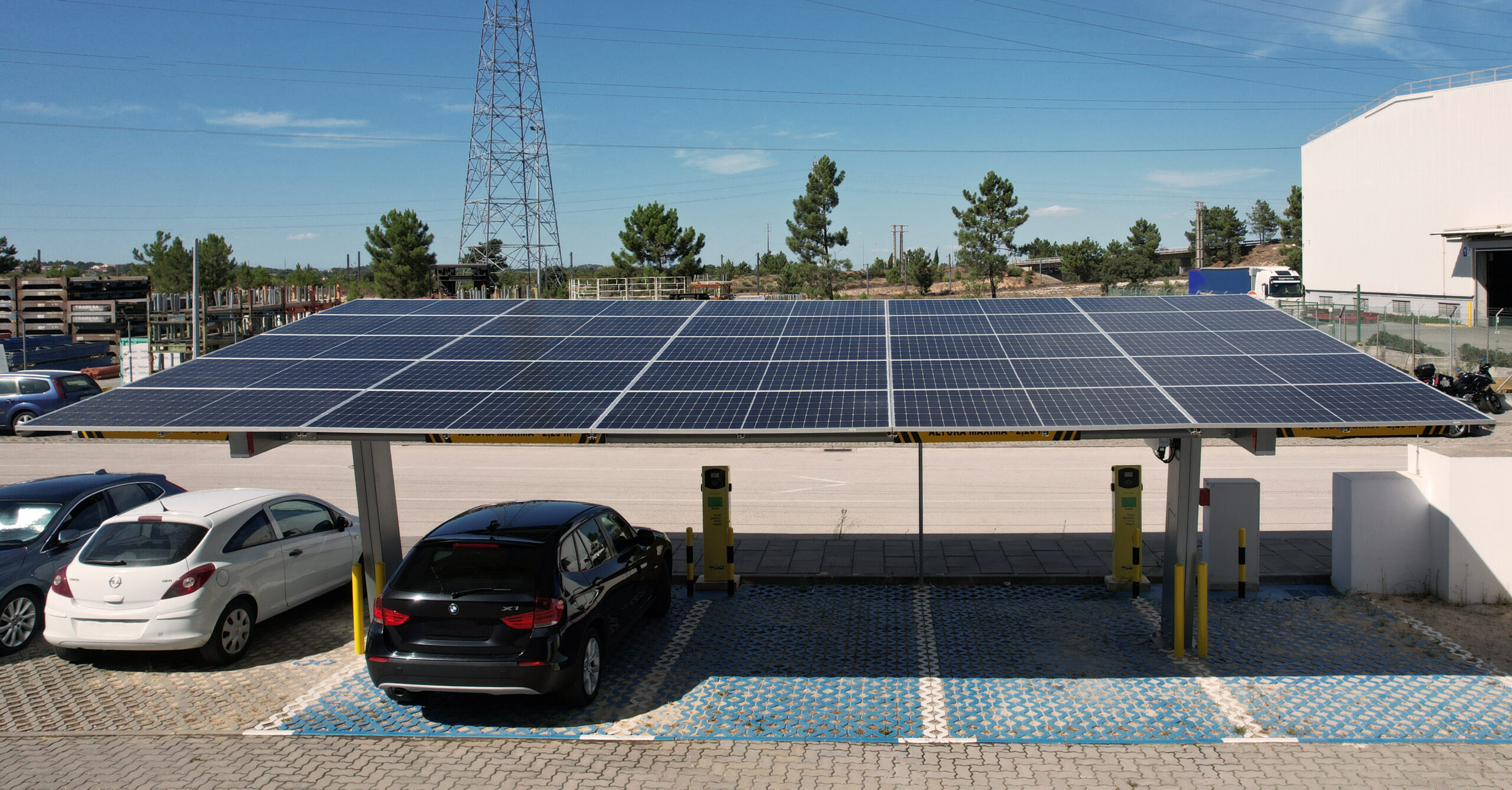 d&eacute;couvrez les avantages du carport solaire en 2025 : une solution &eacute;cologique pour prot&eacute;ger votre v&eacute;hicule tout en produisant de l'&eacute;lectricit&eacute; renouvelable. alliez praticit&eacute; et durabilit&eacute; avec cet am&eacute;nagement innovant.