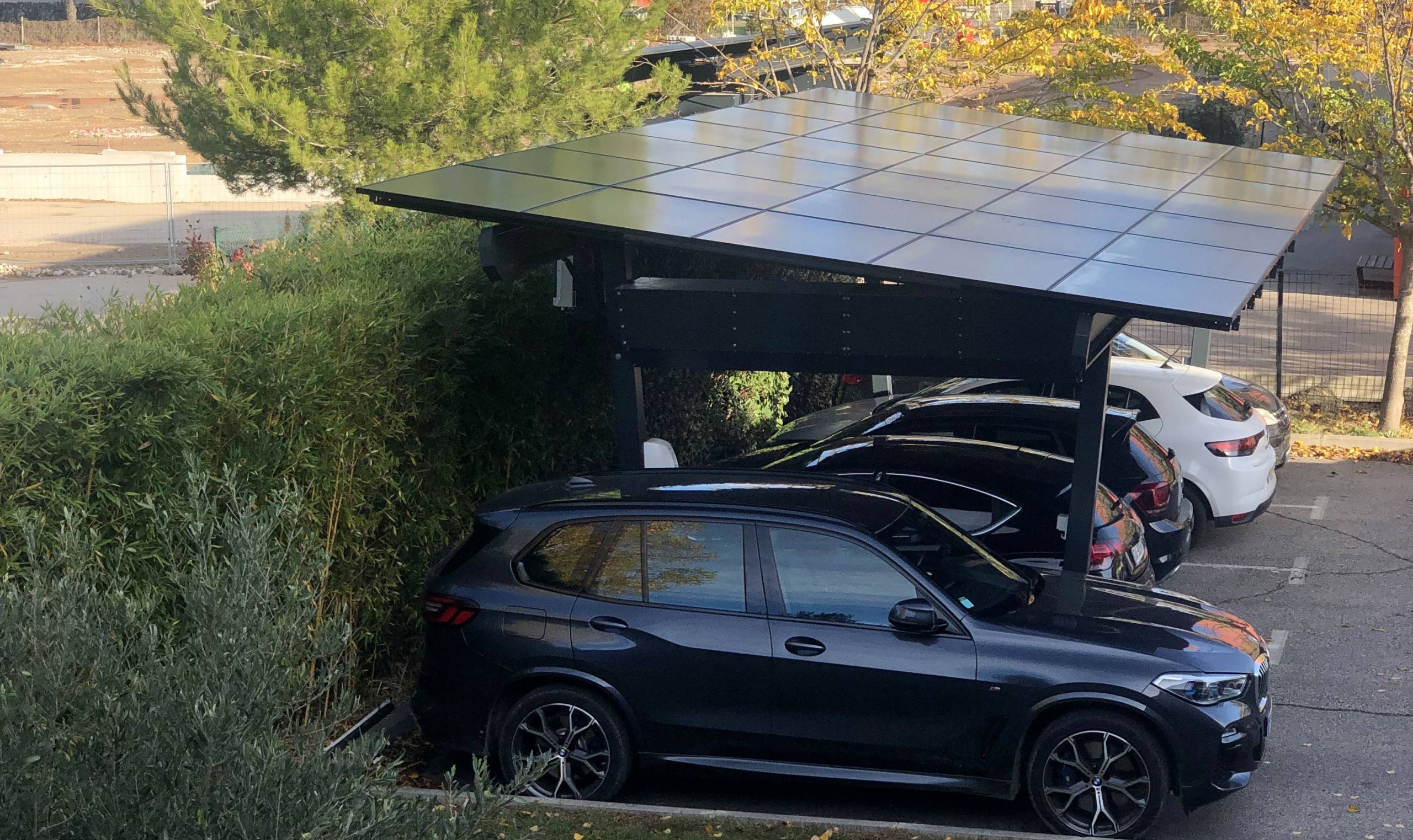 d&eacute;couvrez les avantages du carport solaire en 2025 : une solution &eacute;cologique pour abriter votre v&eacute;hicule tout en produisant de l'&eacute;nergie renouvelable. optimisez votre espace ext&eacute;rieur, r&eacute;duisez votre empreinte carbone et profitez de l'autonomie &eacute;nerg&eacute;tique gr&acirc;ce &agrave; un carport solaire innovant.