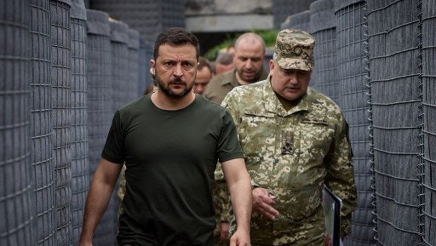 découvrez les implications de l'aide américaine sur les opérations militaires du commandant ukrainien. analyse des conséquences géostratégiques, des enjeux sur le terrain et l'impact sur la dynamique du conflit en ukraine.