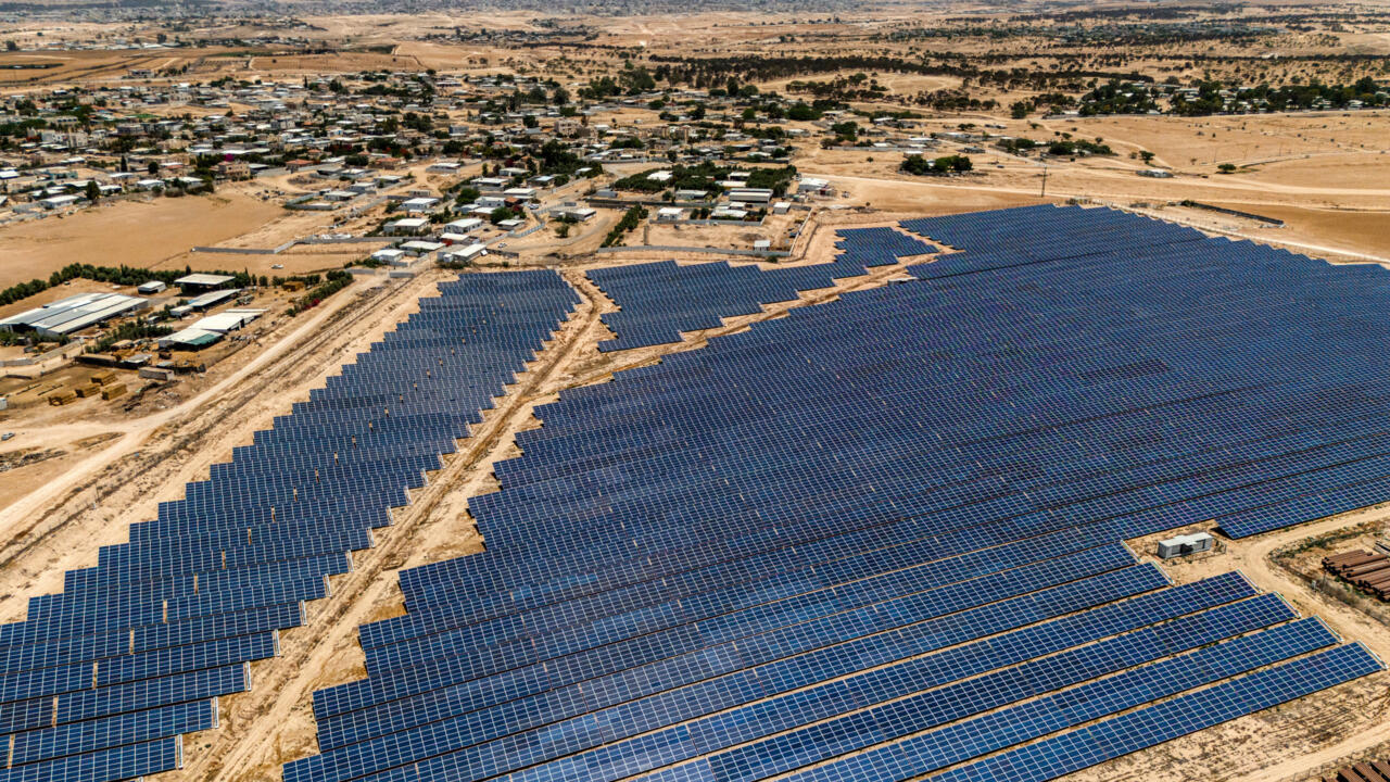 d&eacute;couvrez comment l'&eacute;nergie solaire prend la t&ecirc;te en europe, transformant notre fa&ccedil;on de produire et de consommer de l'&eacute;nergie. explorez les innovations, les politiques et les tendances qui propulsent cette source d'&eacute;nergie renouvelable au c&oelig;ur de la transition &eacute;nerg&eacute;tique europ&eacute;enne.