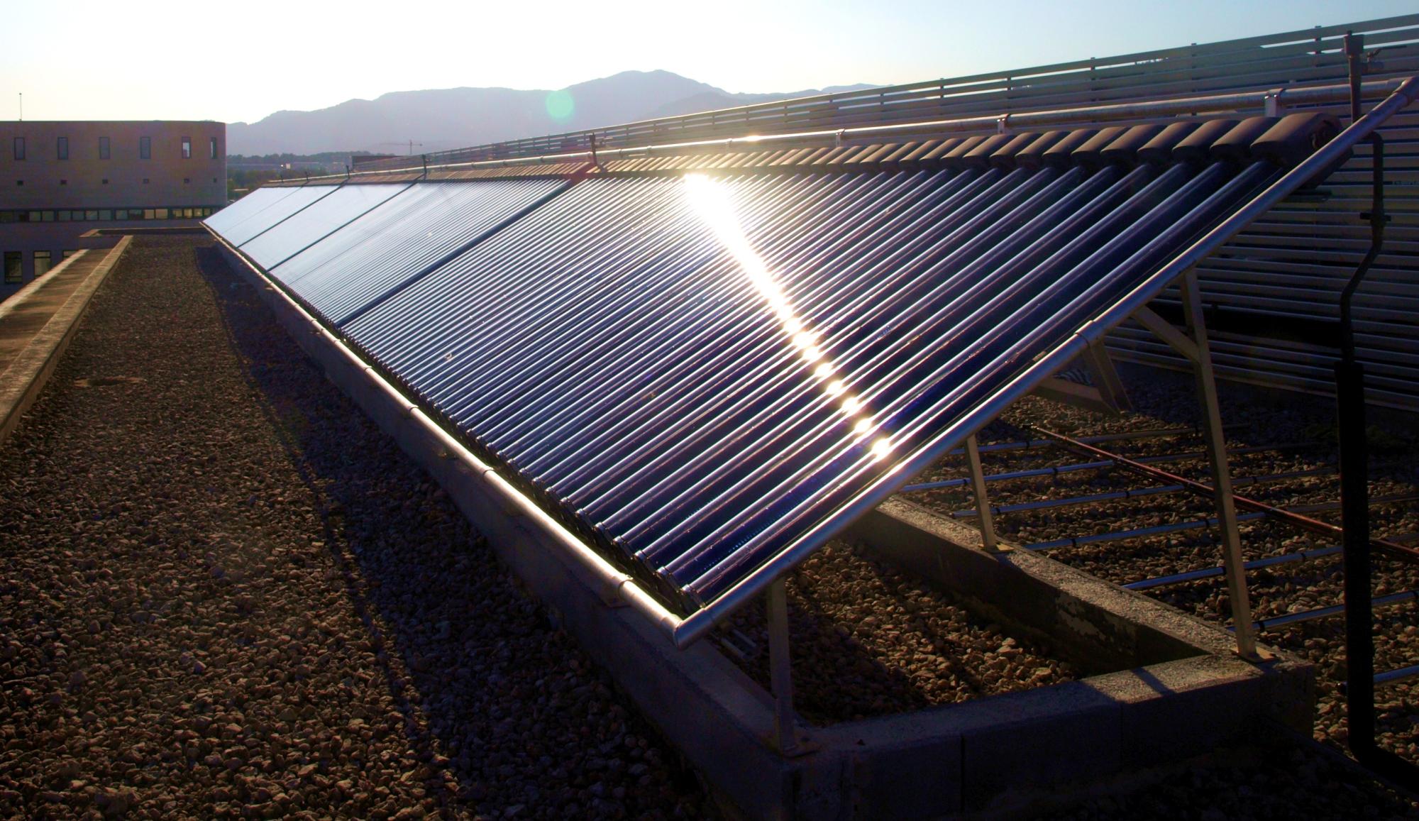 d&eacute;couvrez les enjeux environnementaux li&eacute;s aux panneaux solaires, leur impact sur la biodiversit&eacute;, les ressources naturelles et les efforts pour un d&eacute;veloppement durable. informez-vous sur les avantages &eacute;cologiques et les d&eacute;fis &agrave; relever pour une transition &eacute;nerg&eacute;tique r&eacute;ussie.