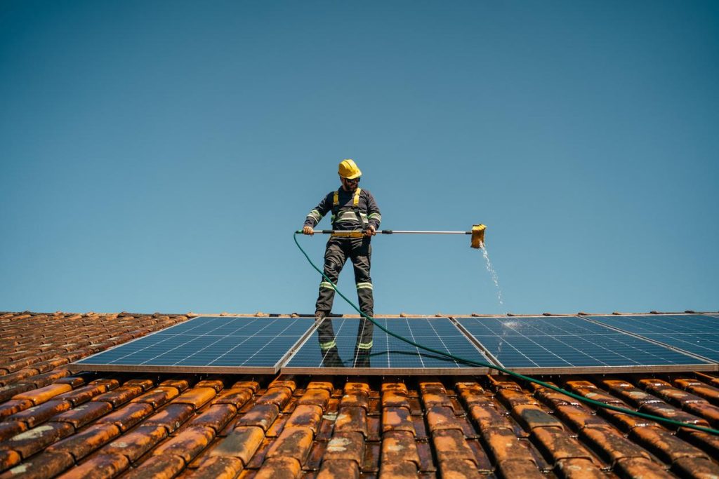 découvrez nos conseils et astuces pour l'entretien des panneaux solaires en 2025. optimisez la performance de votre installation photovoltaïque, prolongez sa durée de vie et maximisez vos économies d'énergie grâce à nos recommandations expertes. ne laissez pas l'accumulation de débris nuire à votre rendement solaire !