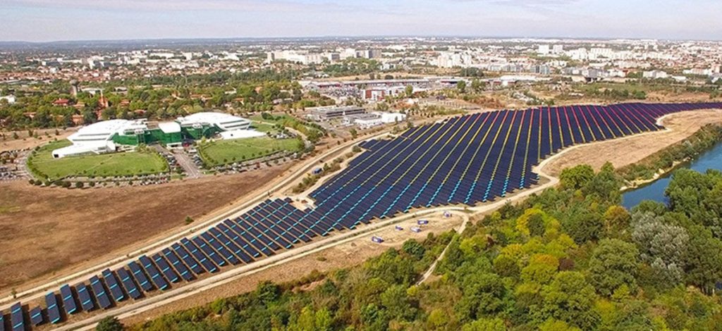 découvrez comment la france atteint un nouveau cap avec l'installation de 1,35 gw d'énergie solaire, témoignant de son engagement vers une transition énergétique durable et respectueuse de l'environnement.