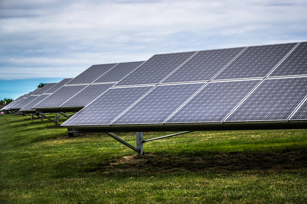 découvrez notre guide complet sur l'autoconsommation solaire pour les agriculteurs. apprenez comment optimiser votre production d'énergie, réduire vos coûts et rendre votre exploitation agricole plus durable grâce à l'énergie solaire. transformez votre consommation d'énergie avec des solutions adaptées à vos besoins spécifiques.