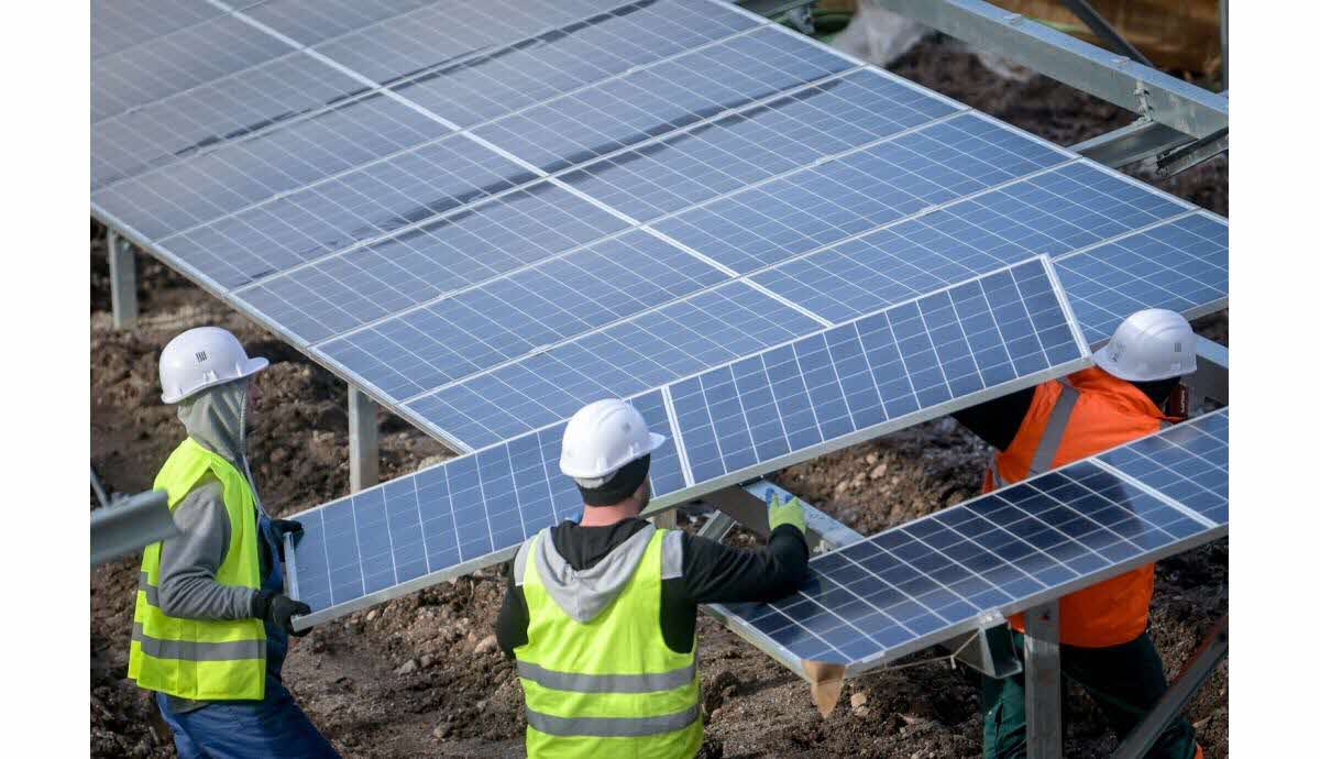 découvrez l'impact économique des panneaux solaires sur notre société, de la réduction des factures d'énergie à la création d'emplois verts. explorez comment cette source d'énergie renouvelable contribue à la transition énergétique et stimule les économies locales tout en préservant notre planète.