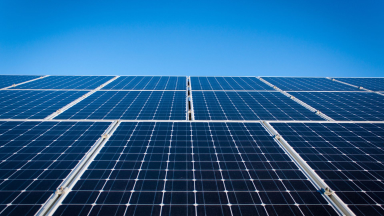 découvrez les opportunités d'investissement dans les panneaux solaires en 2025. profitez des incitations gouvernementales, des avancées technologiques et des bénéfices écologiques pour maximiser votre retour sur investissement tout en contribuant à un avenir durable.