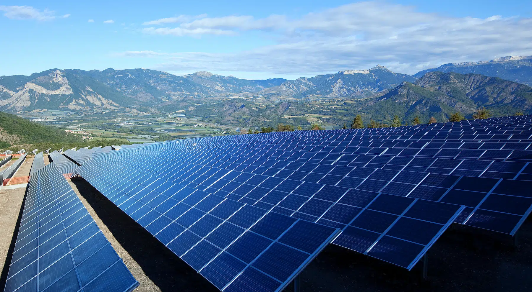 découvrez la législation solaire en france : les lois, les réglementations et les incitations liées à l'énergie solaire. informez-vous sur les droits et obligations des citoyens et des entreprises pour promouvoir l'usage des énergies renouvelables.