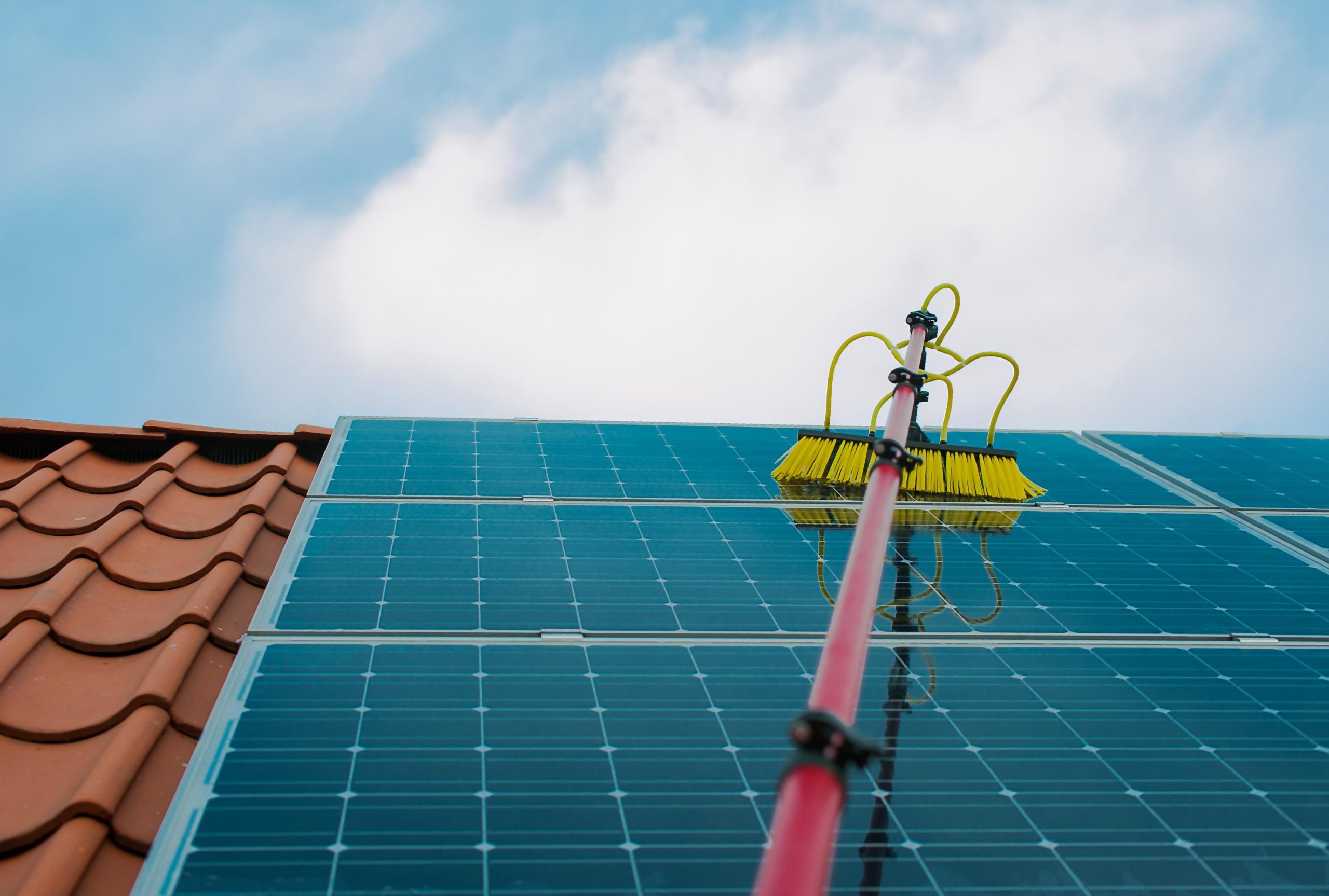 découvrez notre service de maintenance solaire pour garantir le bon fonctionnement de vos installations photovoltaïques. profitez d'une expertise professionnelle pour maximiser votre production d'énergie solaire et prolonger la durée de vie de vos panneaux solaires.