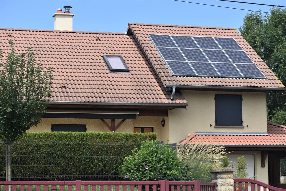 d&eacute;couvrez comment les panneaux solaires transforment l'&eacute;nergie du soleil en &eacute;lectricit&eacute;, r&eacute;duisant vos factures d'&eacute;nergie tout en pr&eacute;servant l'environnement. informez-vous sur les avantages, l'installation et les subventions disponibles pour rendre votre transition vers l'&eacute;nergie renouvelable simple et &eacute;conomique.