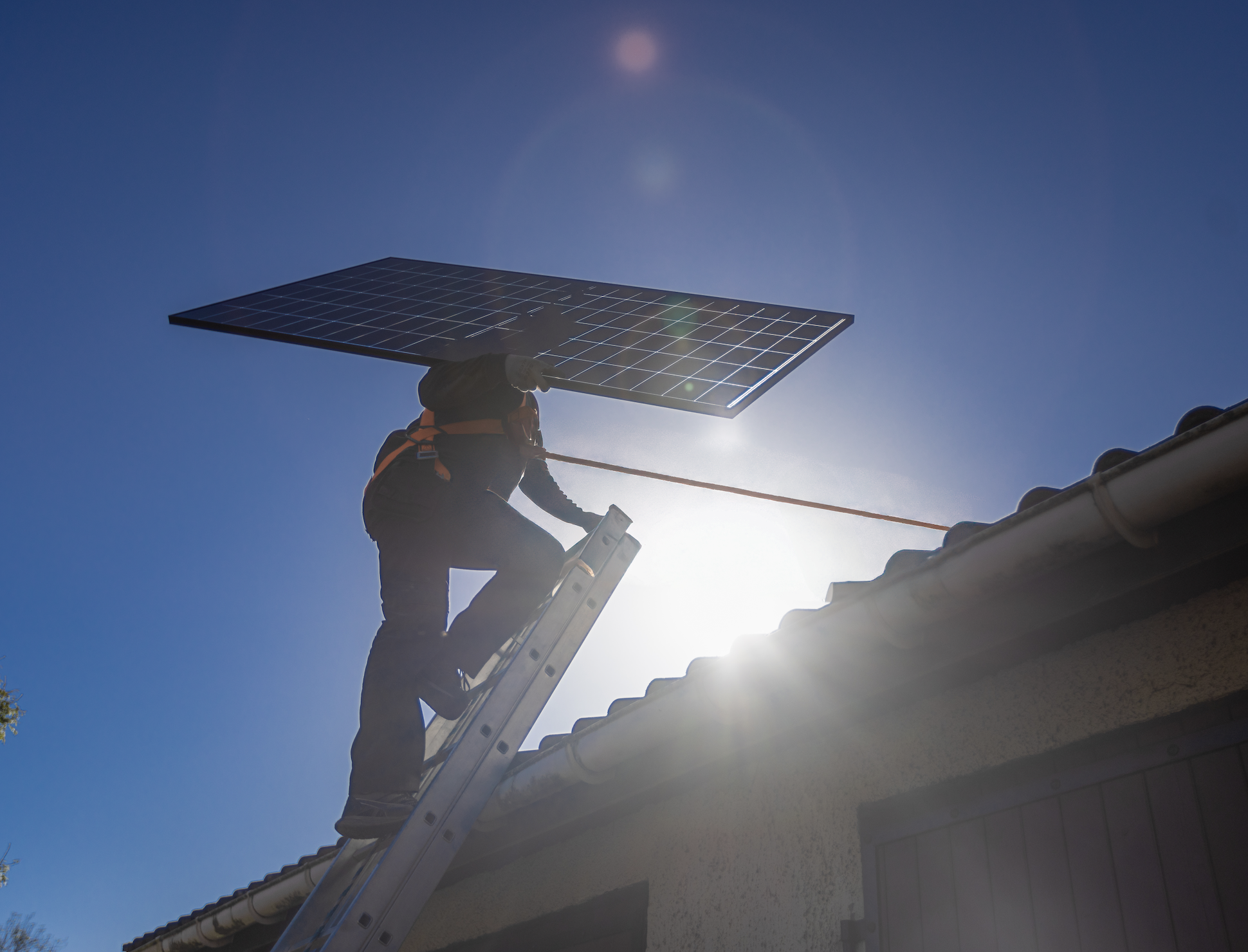 d&eacute;couvrez les aides disponibles en 2025 pour l'installation de panneaux solaires en france. informez-vous sur les subventions, cr&eacute;dits d'imp&ocirc;t et autres dispositifs pour rendre votre projet d'&eacute;nergie solaire accessible et rentable.