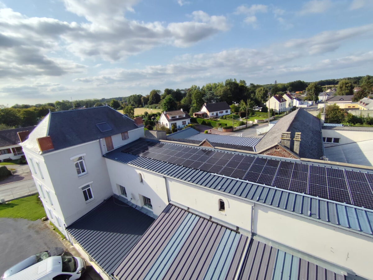 d&eacute;couvrez comment l'int&eacute;gration de panneaux solaires dans les b&acirc;timents historiques allie pr&eacute;servation du patrimoine et &eacute;nergies renouvelables. explorez des solutions innovantes qui respectent l'esth&eacute;tique tout en contribuant &agrave; la durabilit&eacute; environnementale.