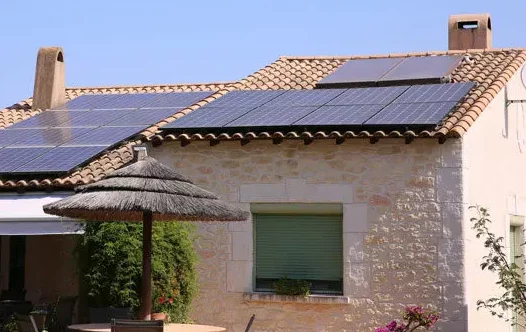 d&eacute;couvrez comment l'installation de panneaux solaires sur les b&acirc;timents historiques allie pr&eacute;servation du patrimoine et &eacute;nergies renouvelables. explorez les innovations qui respectent l'architecture tout en favorisant la durabilit&eacute;.