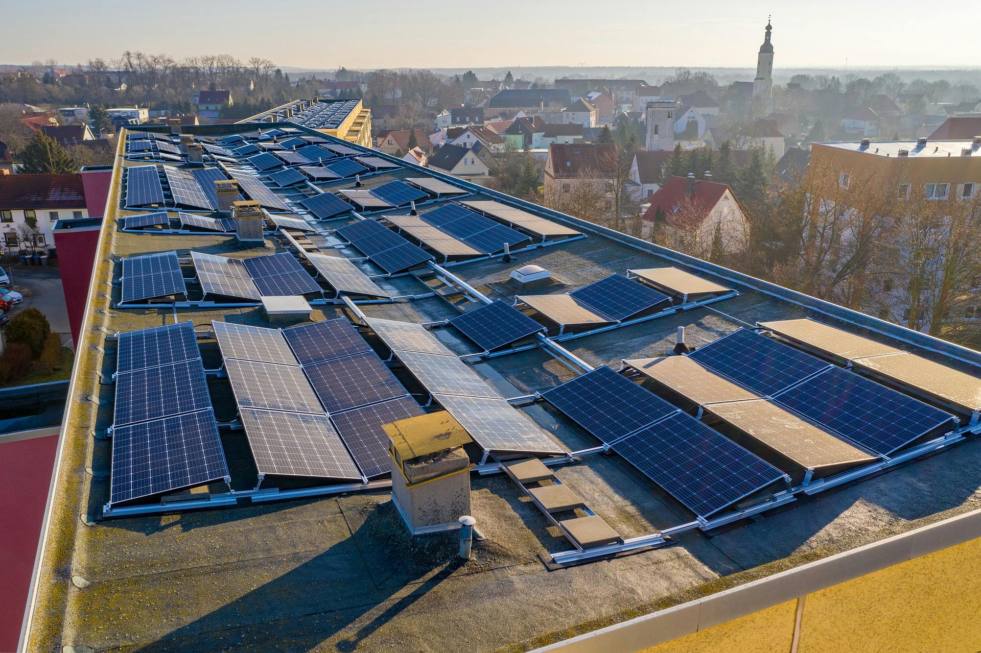 découvrez comment les panneaux solaires peuvent maximiser votre rentabilité grâce à des économies d'énergie substantielles et des aides financières. informez-vous sur les avantages d'une installation solaire et son impact positif sur votre budget.