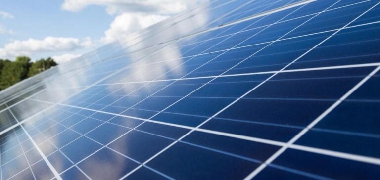 découvrez les points quantiques appliqués aux panneaux solaires, une innovation révolutionnaire qui améliore l'efficacité énergétique et la performance des systèmes photovoltaïques. explorez comment cette technologie de pointe peut transformer l'avenir de l'énergie renouvelable.