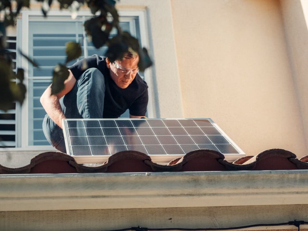 découvrez les tendances et les prévisions des prix des panneaux solaires en 2025. informez-vous sur les facteurs influençant les coûts, les avantages d'investir dans l'énergie solaire, et comment ces changements peuvent impacter votre budget énergétique.