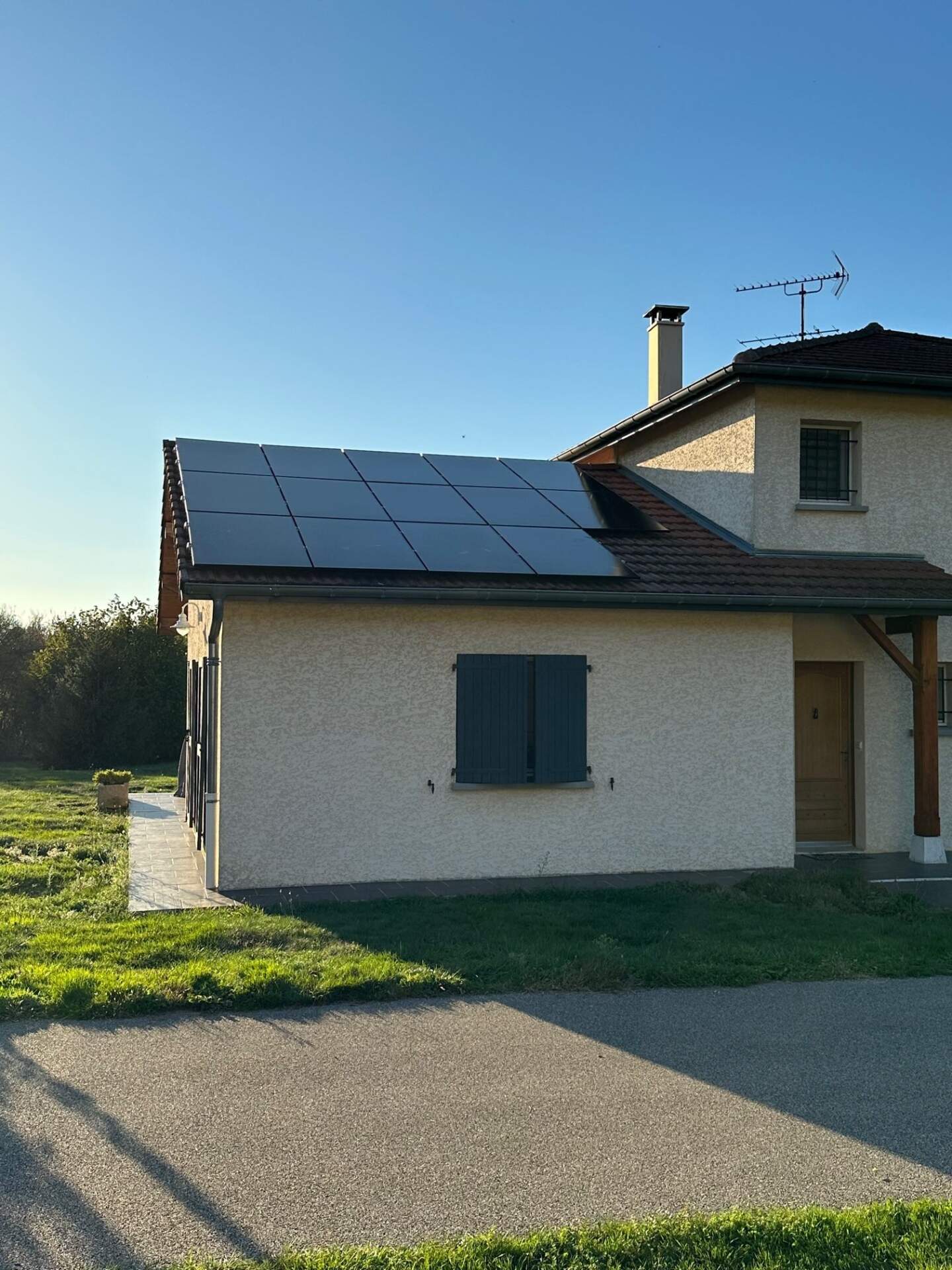 découvrez notre outil de simulation de panneaux solaires, qui vous permet d'estimer le potentiel de production d'énergie renouvelable de votre installation. obtenez des résultats personnalisés en quelques clics et faites un choix éclairé pour investir dans l'énergie solaire.