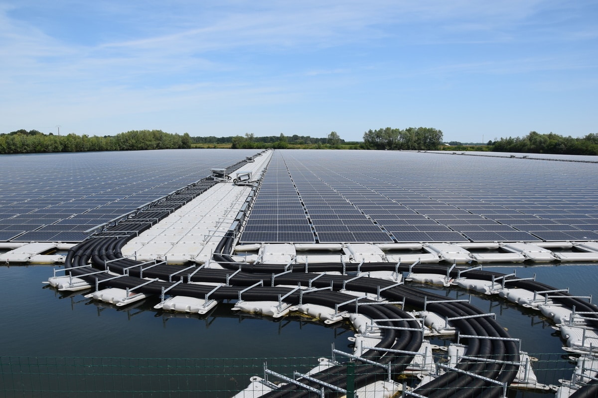 découvrez les avantages des panneaux solaires flottants : une solution innovante et écologique pour produire de l'énergie propre sur l'eau, réduire l'évaporation et optimiser l'utilisation des espaces aquatiques.