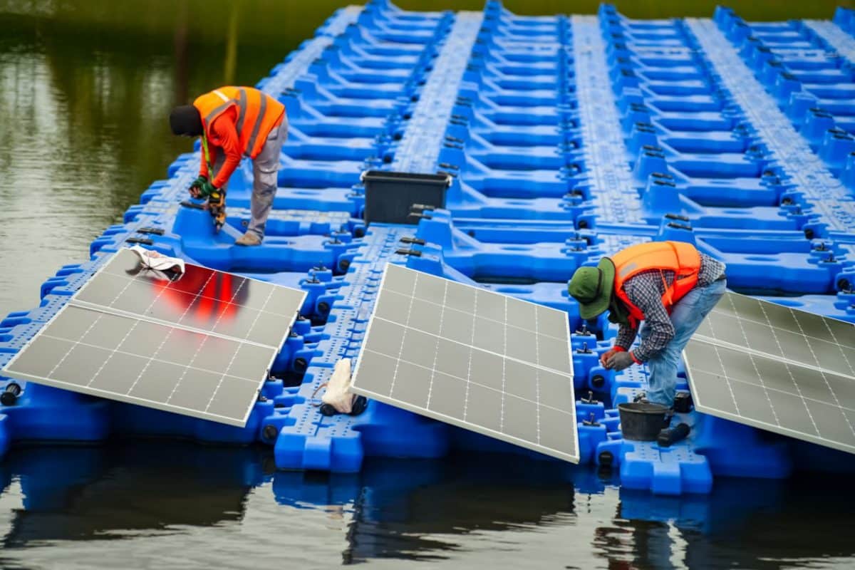 découvrez comment les panneaux solaires flottants permettent de produire de l'énergie renouvelable tout en optimisant l'utilisation des plans d'eau. solutions écologiques, avantages, fonctionnement et applications des fermes solaires flottantes.