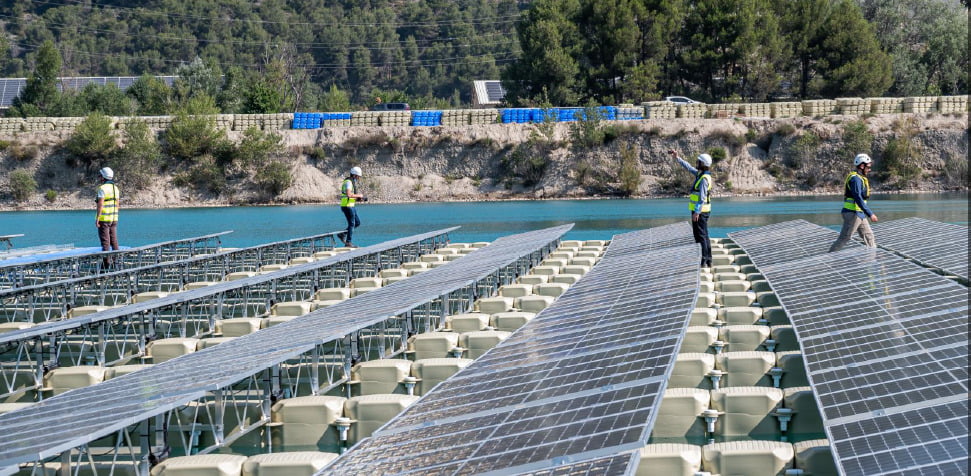 découvrez comment les panneaux solaires flottants révolutionnent la production d'énergie verte en france. bénéficiez d'une solution innovante, écologique et performante pour exploiter les plans d'eau tout en maximisant le rendement solaire.