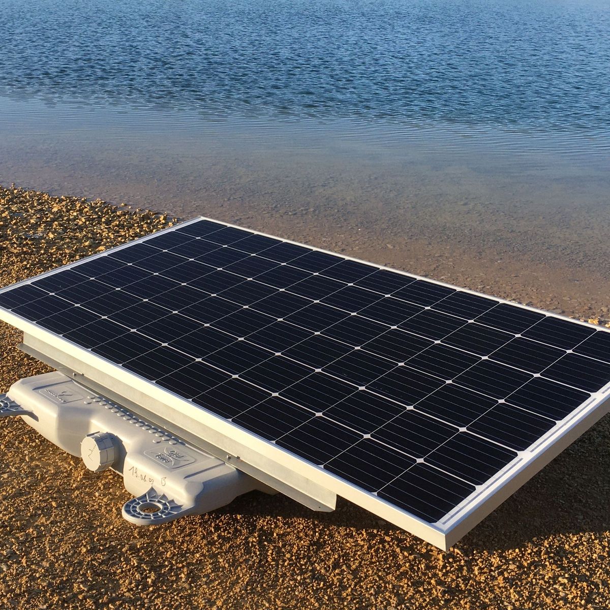 découvrez comment les panneaux solaires flottants révolutionnent la production d’énergie en france. avantages, fonctionnement et projets innovants pour une transition énergétique durable.